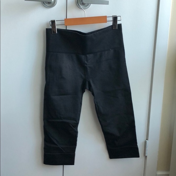 Lululemon compression capris size 6 - Picture 2 of 2